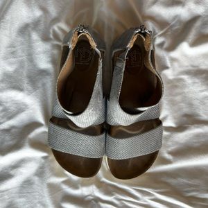 New Directions Sandals Woman’s Size 6 Irlena sandal grey